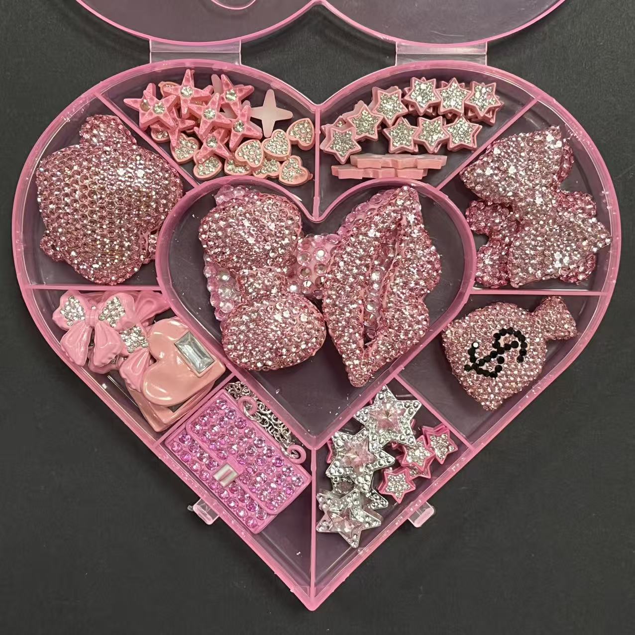 Phone Cases Europe - Großhandel: Luxuriöse Diamant-Schleifen-Geldbörsen, Parfümflaschen, Schmetterlings-Geldbörsen, Lippenstift-Königinnen-Stern-Handyhüllen-Dekorationen,